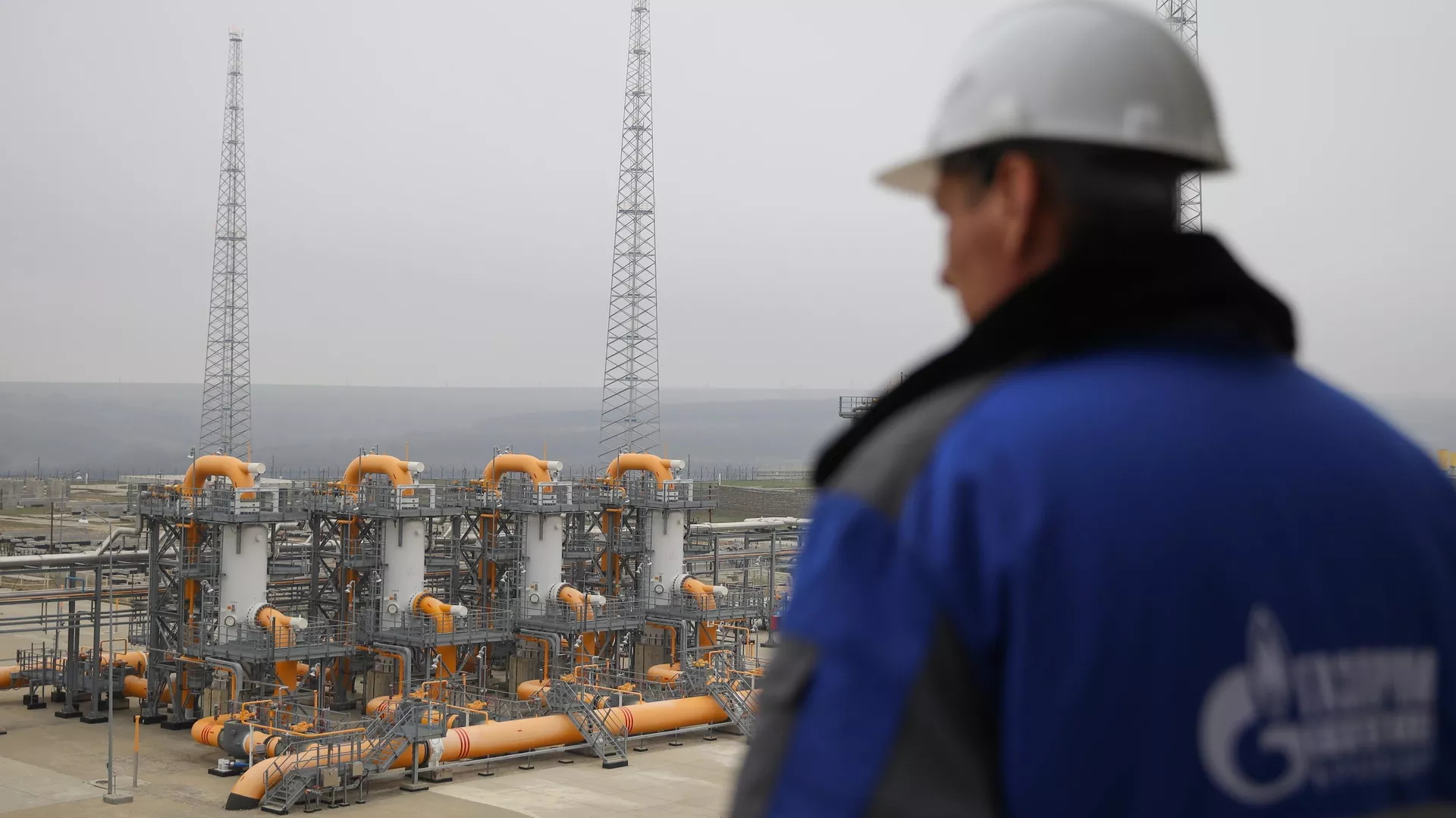 An employee looks over at Kazachya gas compressor station, a facility of Gazprom's TurkStream gas pipeline, in Krasnodar region, Russia. - Sputnik International, 1920, 03.12.2024