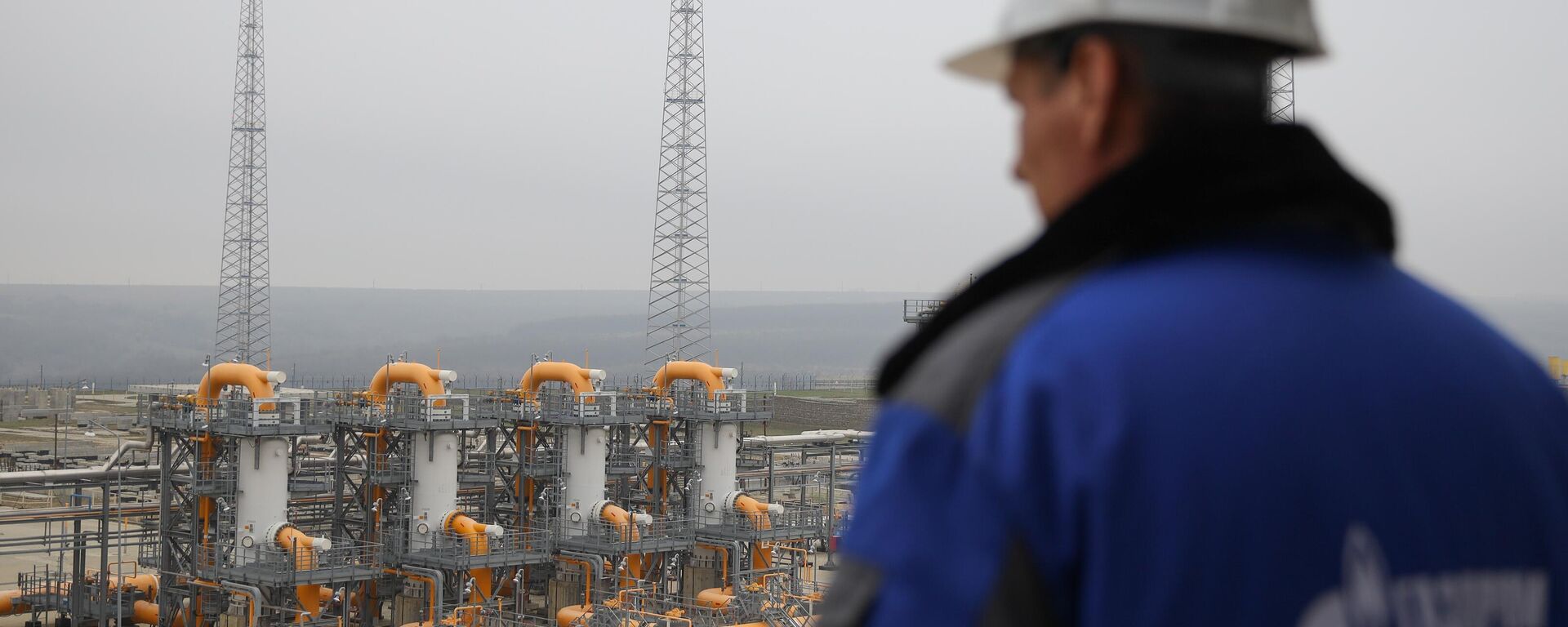 An employee looks over at Kazachya gas compressor station, a facility of Gazprom's TurkStream gas pipeline, in Krasnodar region, Russia. - Sputnik International, 1920, 12.12.2024