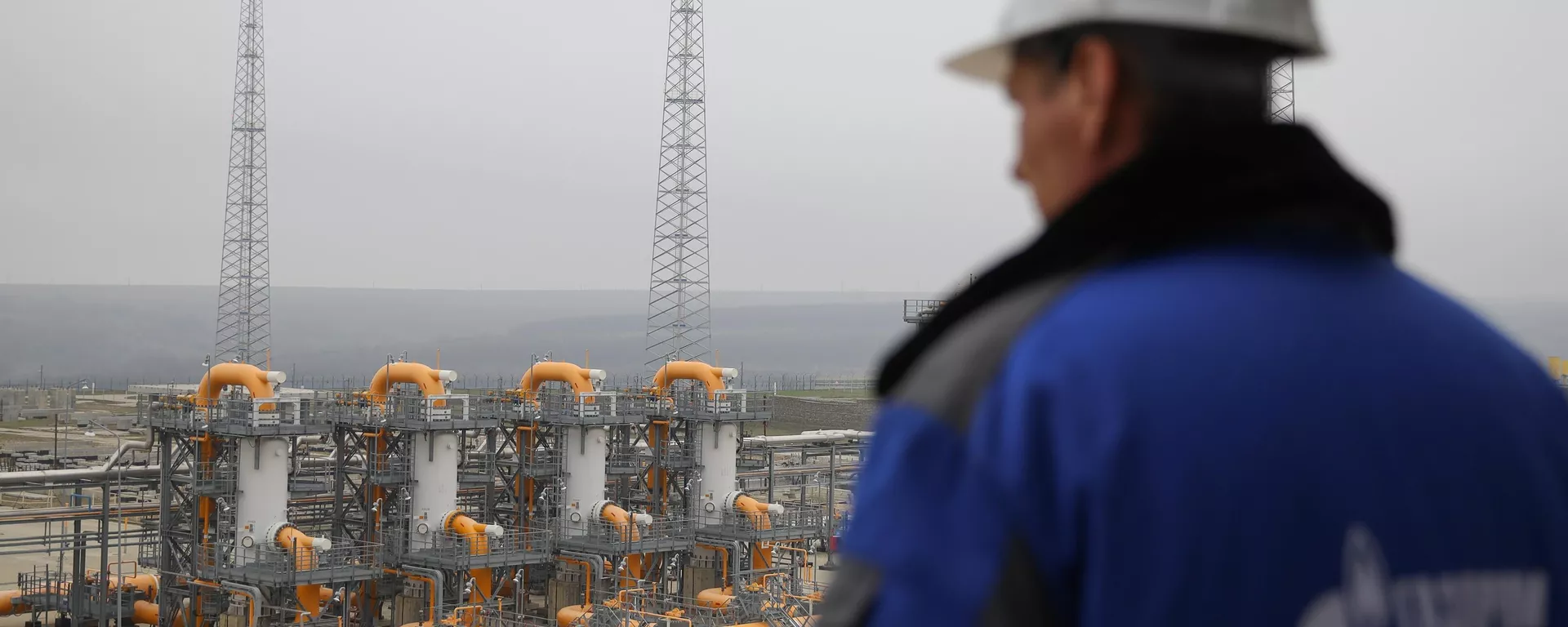 An employee looks over at Kazachya gas compressor station, a facility of Gazprom's TurkStream gas pipeline, in Krasnodar region, Russia. - Sputnik International, 1920, 23.12.2024