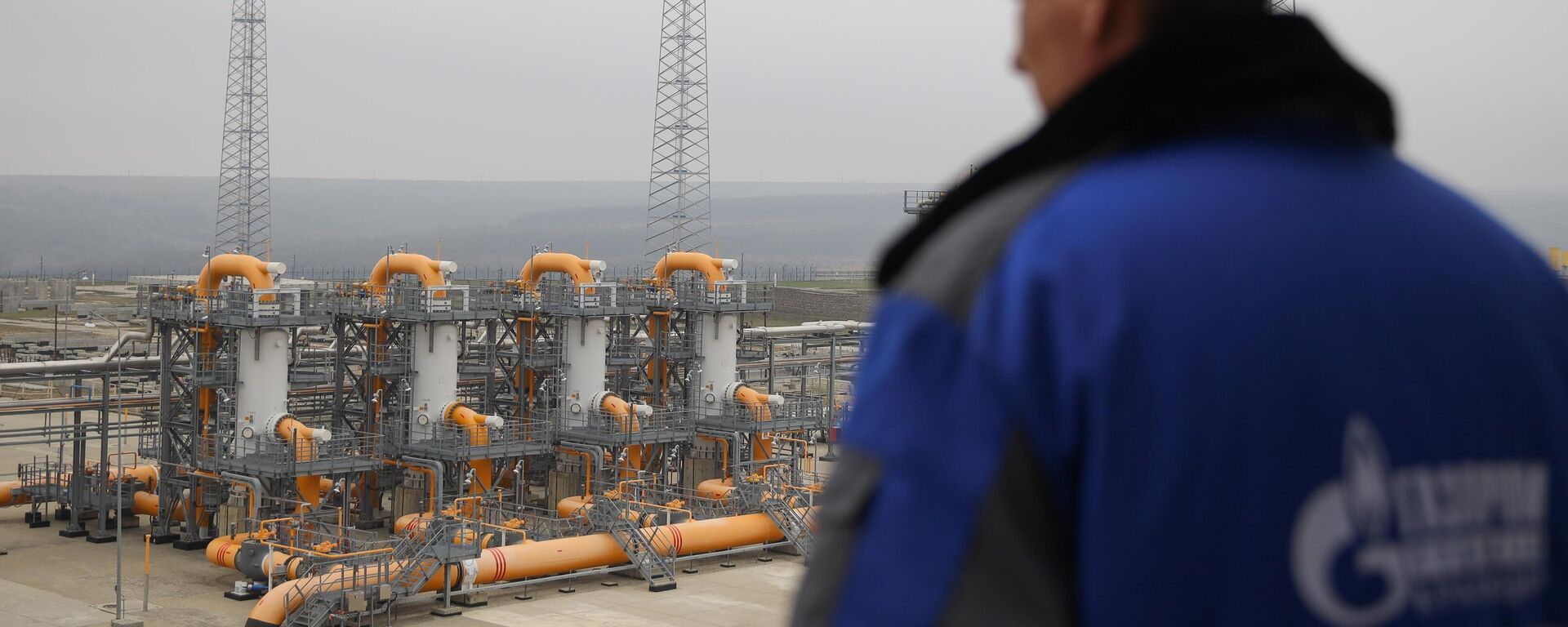 An employee looks over at Kazachya gas compressor station, a facility of Gazprom's TurkStream gas pipeline, in Krasnodar region, Russia. - Sputnik International, 1920, 12.03.2026