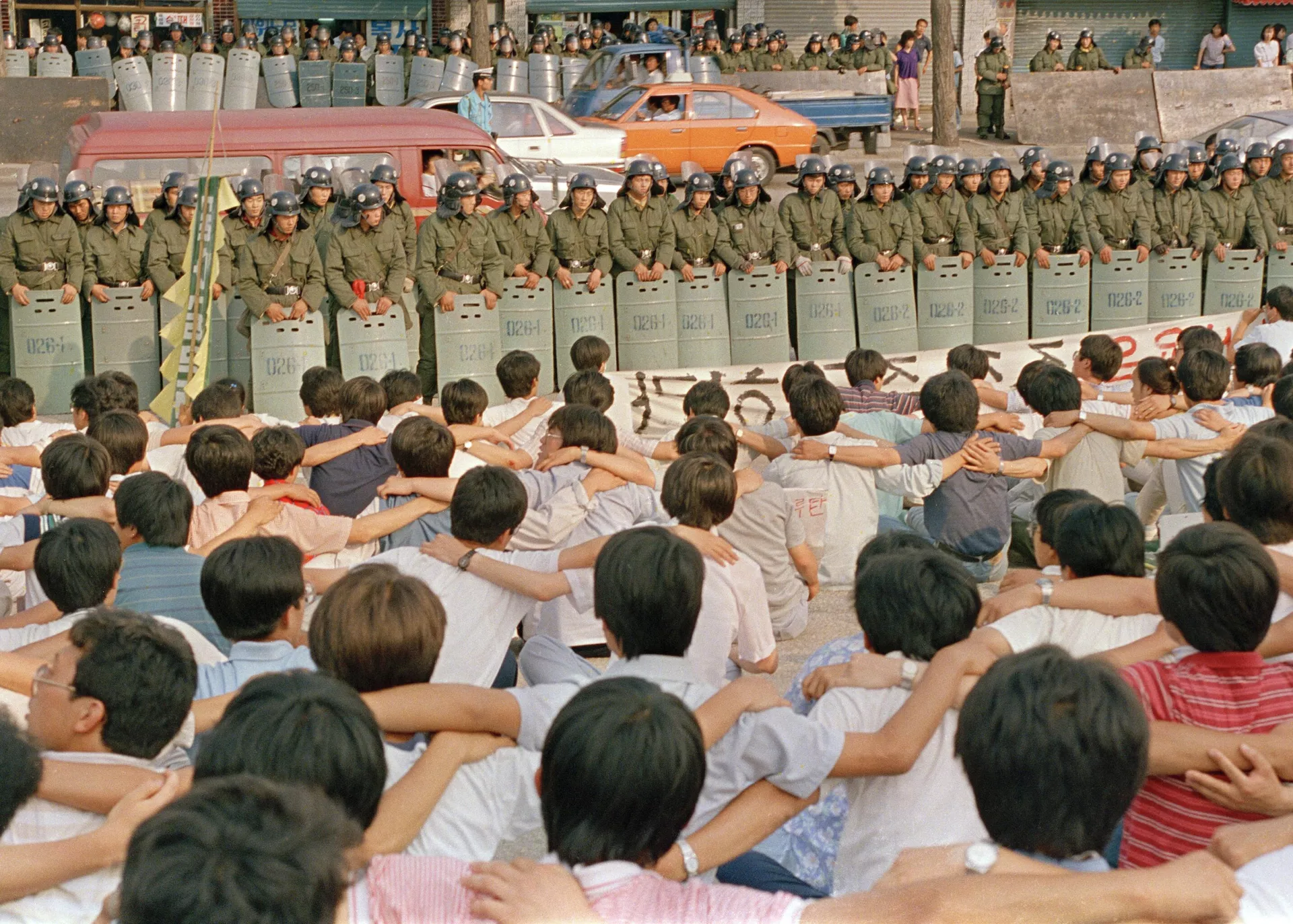 Students of Korea University in Seoul are encircled by riot police during an anti-government rally, June 17, 1987. Demonstrations across the country ultimately forced the military junta to relinquish power. - Sputnik International, 1920, 03.12.2024