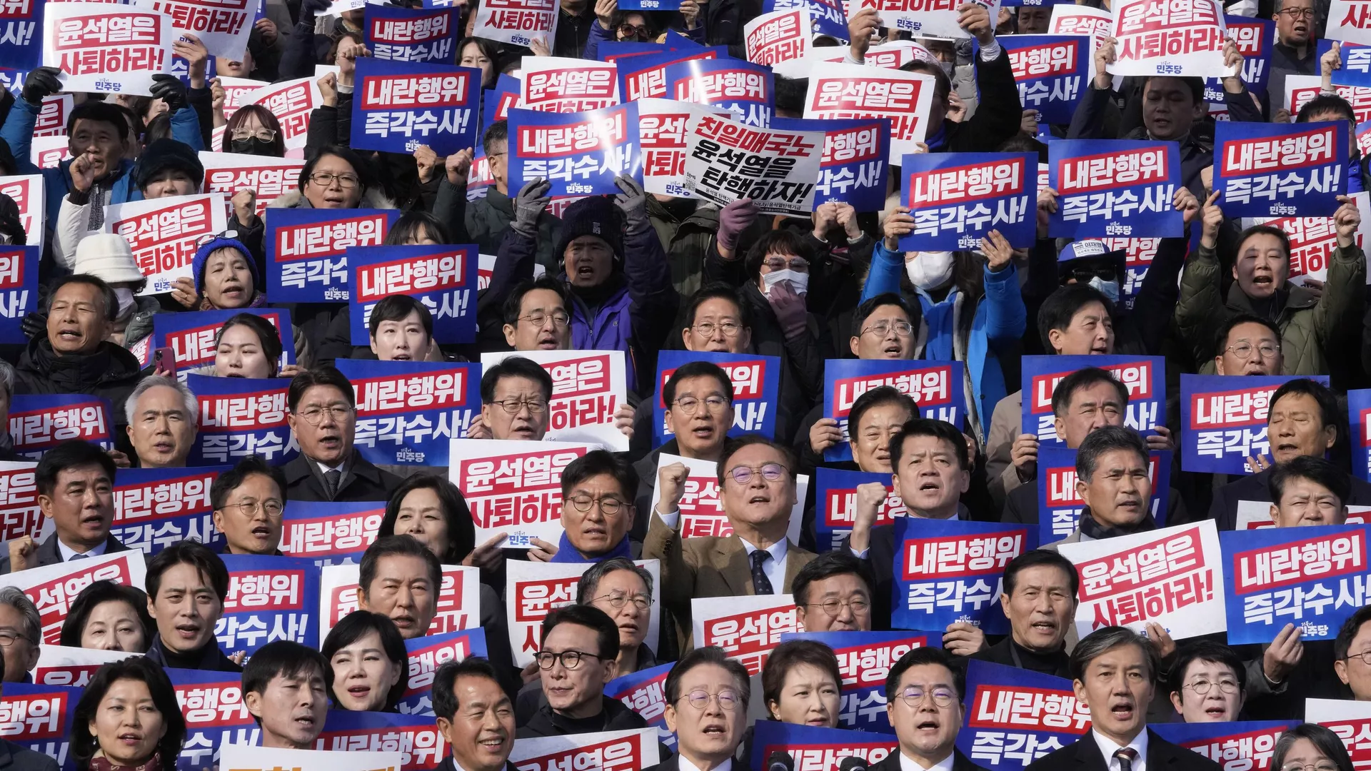 South Korea's main opposition Democratic Party leader Lee Jae-myung, bottom center, shout slogans during a rally against President Yoon Suk Yeol at the National Assembly in Seoul, South Korea, Wednesday, Dec. 4, 2024. The signs read Yoon Suk Yeol should resign. - Sputnik International, 1920, 12.12.2024