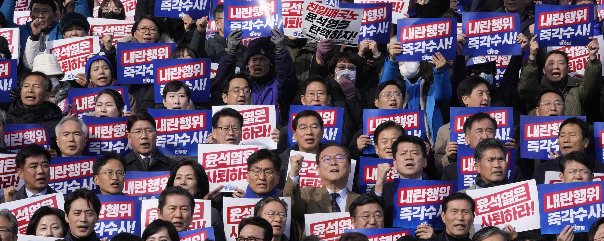 South Korea's main opposition Democratic Party leader Lee Jae-myung, bottom center, shout slogans during a rally against President Yoon Suk Yeol at the National Assembly in Seoul, South Korea, Wednesday, Dec. 4, 2024. The signs read Yoon Suk Yeol should resign. - Sputnik International, 1920, 04.12.2024