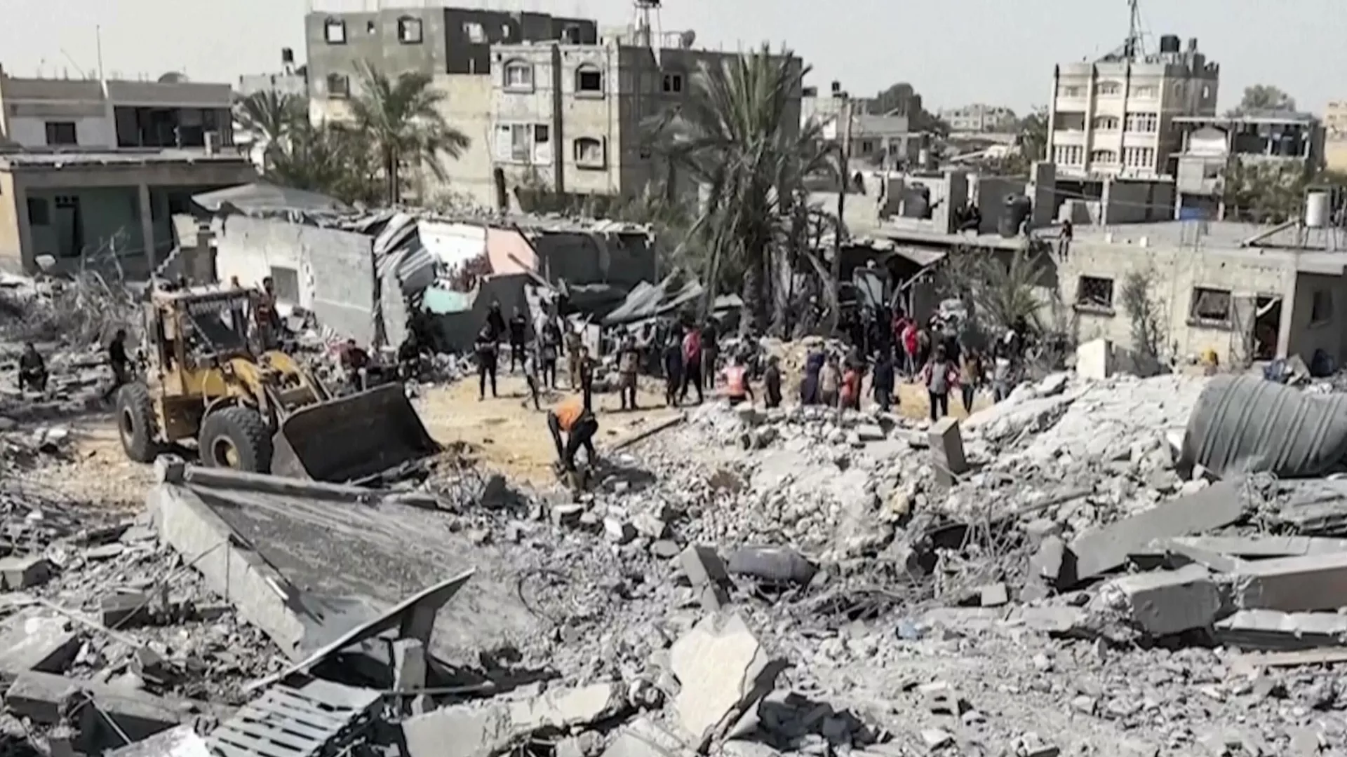 Palestinians gather near a building destroyed by Israeli airstrikes in the city of Khan Younis, southern Gaza Strip, Friday, Oct. 25, 2024.  - Sputnik International, 1920, 28.12.2024