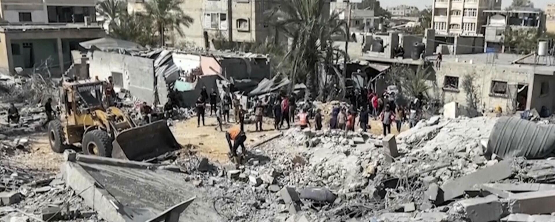 Palestinians gather near a building destroyed by Israeli airstrikes in the city of Khan Younis, southern Gaza Strip, Friday, Oct. 25, 2024.  - Sputnik International, 1920, 28.12.2024