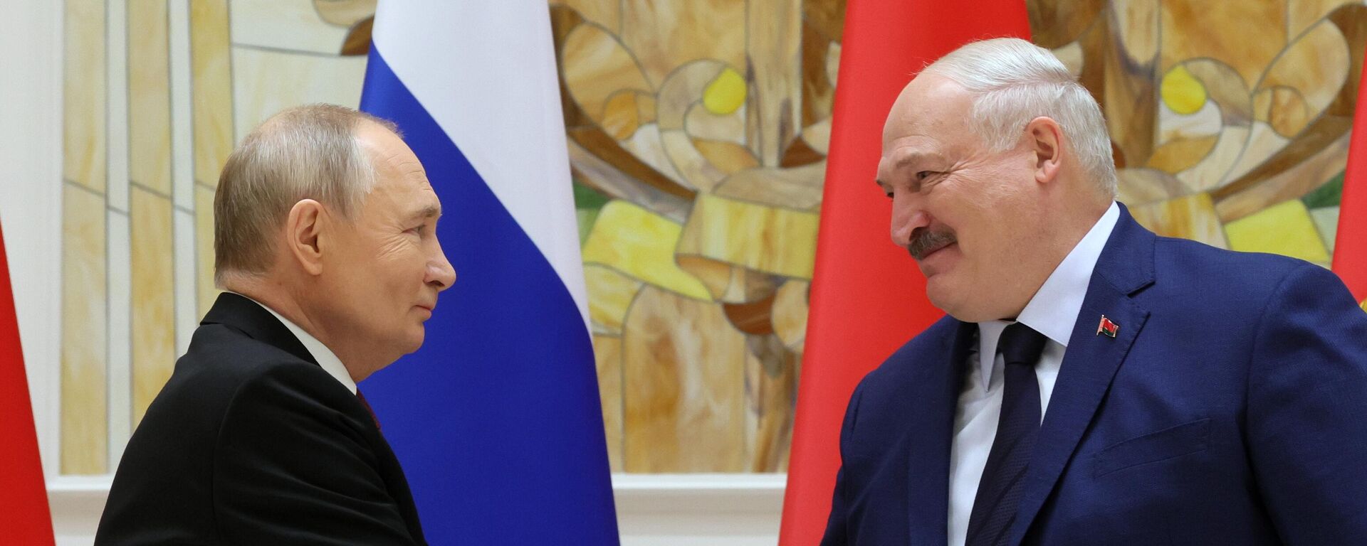 Russian President Vladimir Putin and Belarusian President Alexander Lukashenko shake hands Russian President Vladimir Putin and Belarusian President Alexander Lukashenko shake hands - Sputnik International, 1920, 26.09.2025