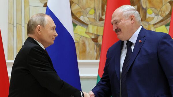 Russian President Vladimir Putin and Belarusian President Alexander Lukashenko shake hands - Sputnik International