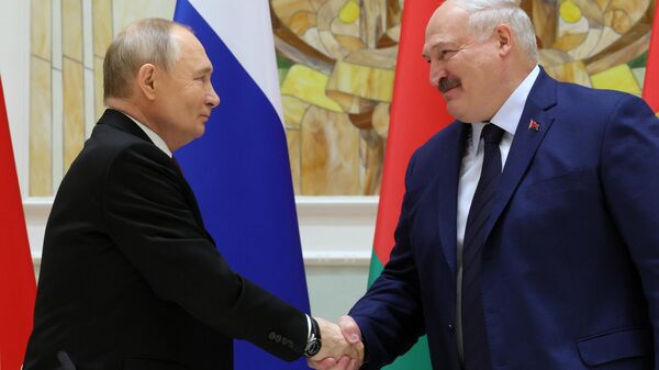 Russian President Vladimir Putin and Belarusian President Alexander Lukashenko shake hands - Sputnik International