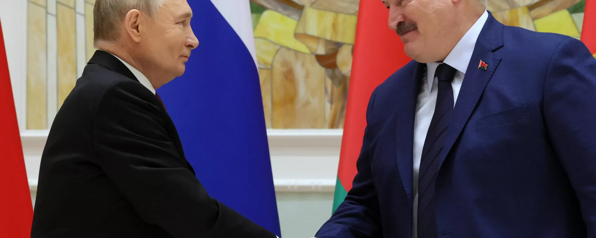 Russian President Vladimir Putin and Belarusian President Alexander Lukashenko shake hands - Sputnik International, 1920, 06.12.2024