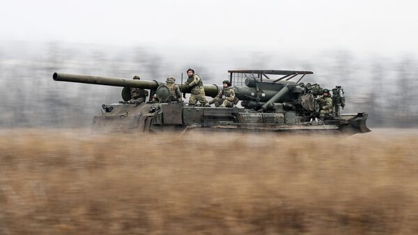 Russian servicemen of the Tsentr Battlegroup of forces ride on a 2S7 Malka self-propelled howitzer towards Ukrainian positions near Krasnoarmeysk  - Sputnik International