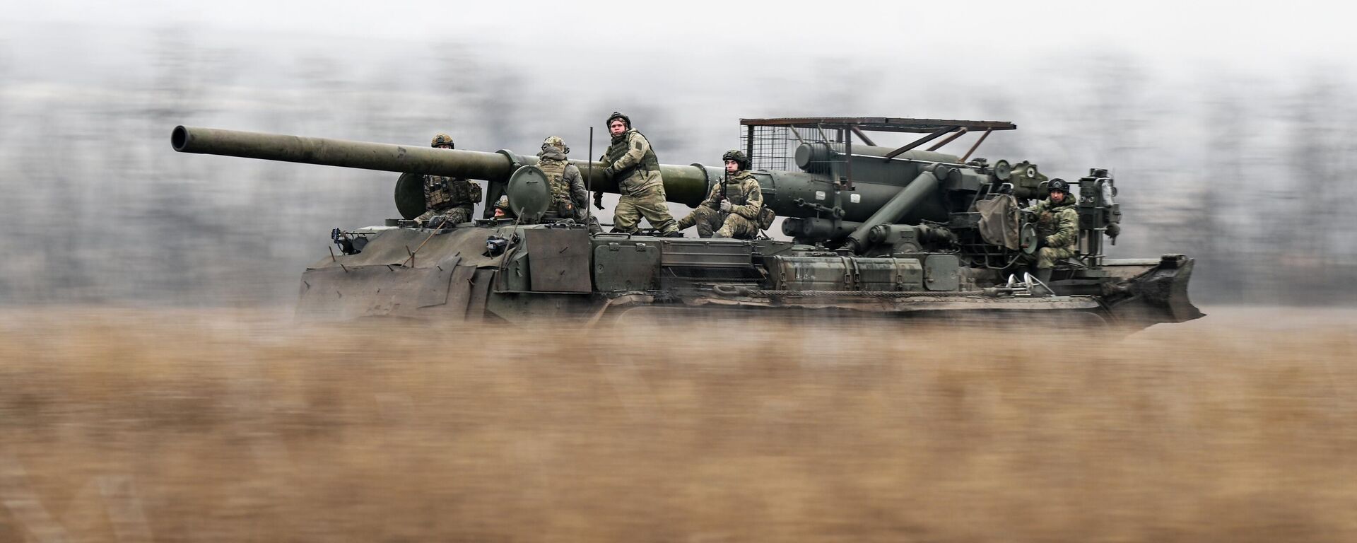 Russian servicemen of the Tsentr Battlegroup of forces ride on a 2S7 Malka self-propelled howitzer towards Ukrainian positions near Krasnoarmeysk  - Sputnik International, 1920, 26.12.2024