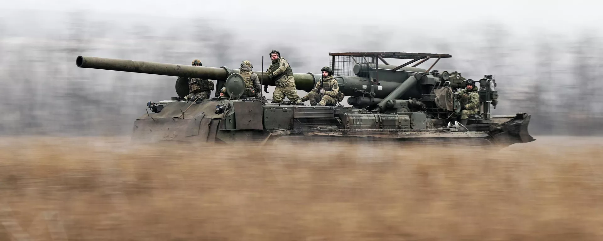 Russian servicemen of the Tsentr Battlegroup of forces ride on a 2S7 Malka self-propelled howitzer towards Ukrainian positions near Krasnoarmeysk  - Sputnik International, 1920, 26.12.2024