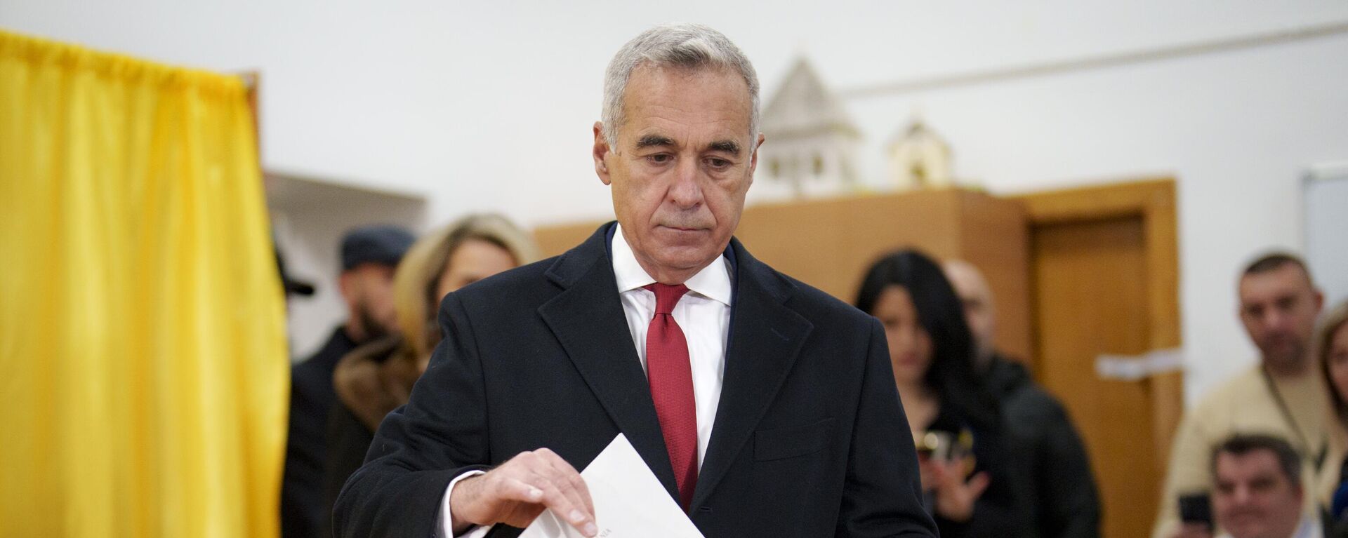 Calin Georgescu, an independent candidate for president who came first after the first round of presidential elections, casts his vote in the country's parliamentary elections, in Mogosoaia, Romania, Sunday, Dec. 1, 2024. - Sputnik International, 1920, 07.12.2024