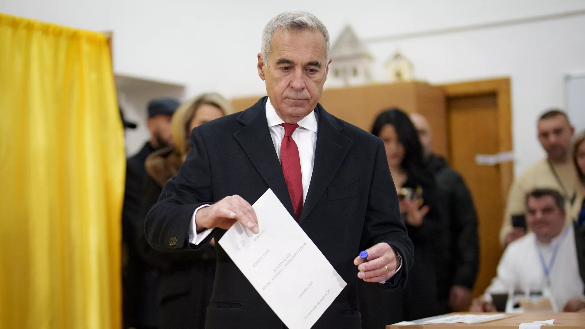 Calin Georgescu, an independent candidate for president who came first after the first round of presidential elections, casts his vote in the country's parliamentary elections, in Mogosoaia, Romania, Sunday, Dec. 1, 2024. - Sputnik International, 1920, 07.12.2024