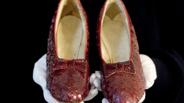 The original ruby slippers worn by Judy Garland in the classic 1939 film The Wizard of Oz are displayed in London ahead of being offered for auction on Dec. 7, at Heritage Auctions in the US. - Sputnik International