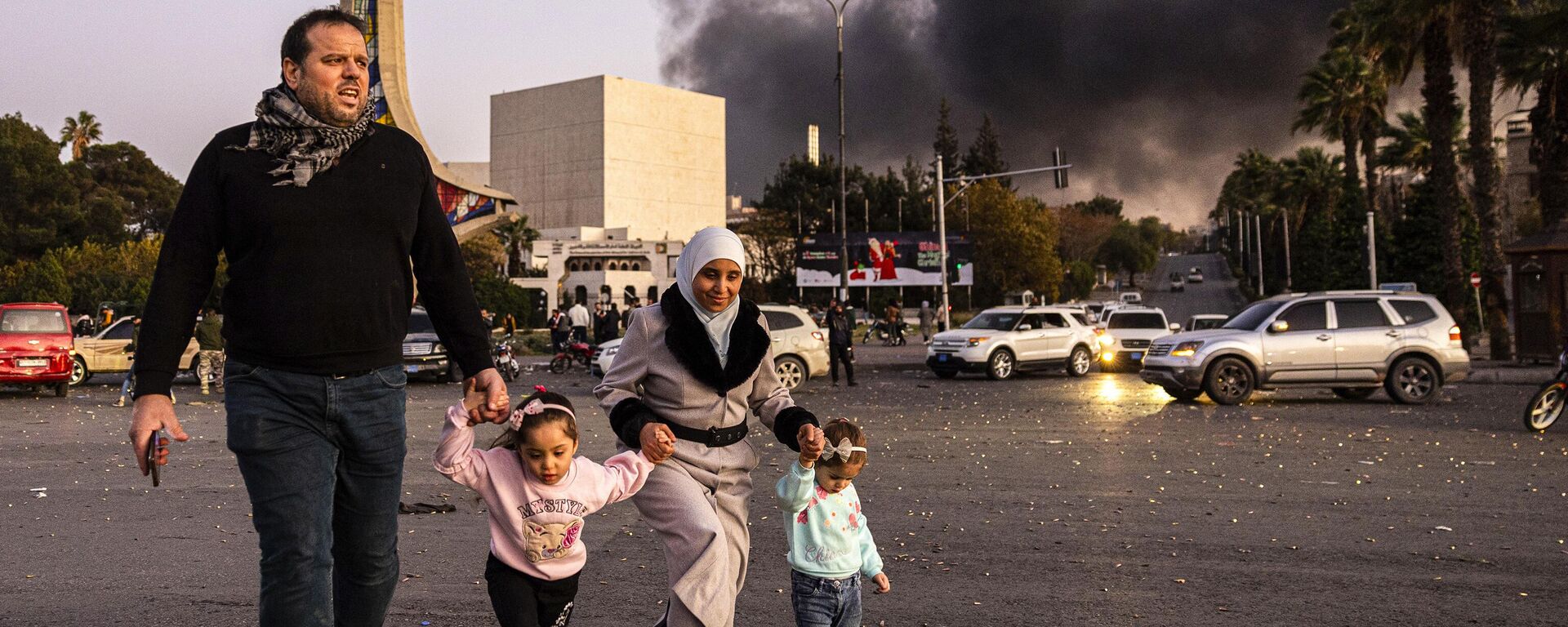 Smoke billows as people arrive to celebrate the fall of the Syrian government, in Damascus - Sputnik International, 1920, 09.12.2024