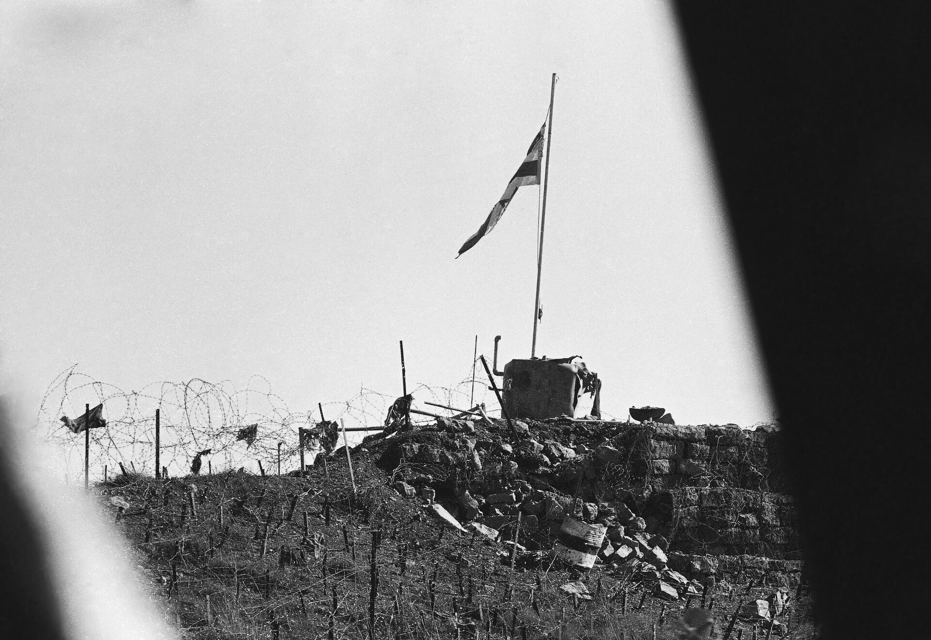 An Israeli flag hangs over an  outpost on the 1967 cease-fire line with Syria in the Golan Heights, Syria on Oct. 15, 1973. - Sputnik International, 1920, 09.12.2024