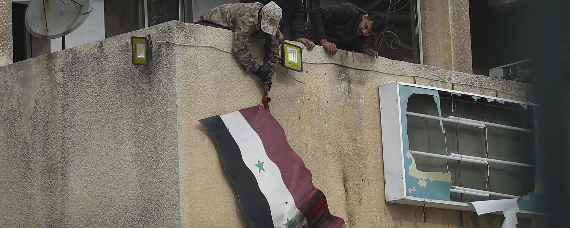 Syrian opposition fighters remove a government Syrian flag from an official building in Salamiyah, east of Hama, Syria - Sputnik International, 1920, 13.12.2024