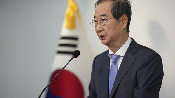 South Korean Prime Minister Han Duck-soo speaks during the joint statements in Seoul, South Korea. - Sputnik International