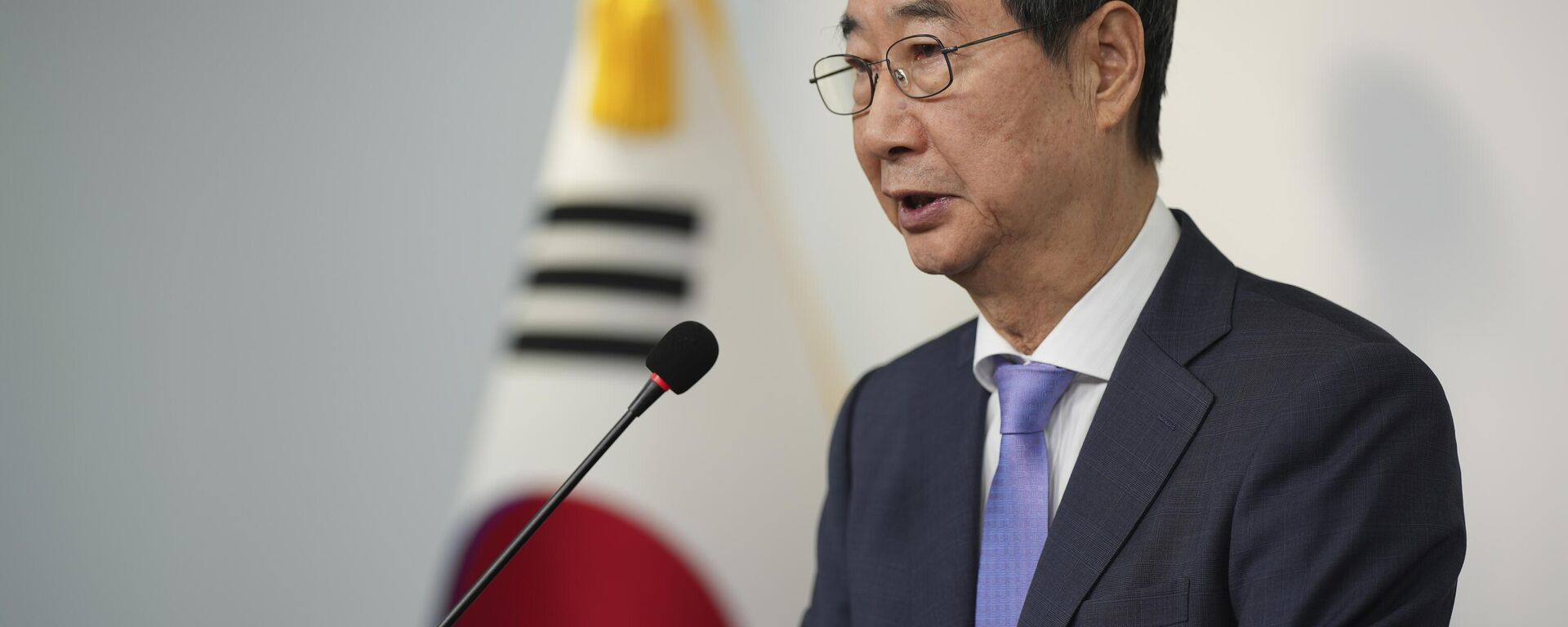 South Korean Prime Minister Han Duck-soo speaks during the joint statements in Seoul, South Korea. South Korean Prime Minister Han Duck-soo speaks during the joint statements in Seoul, South Korea. - Sputnik International, 1920, 10.12.2024