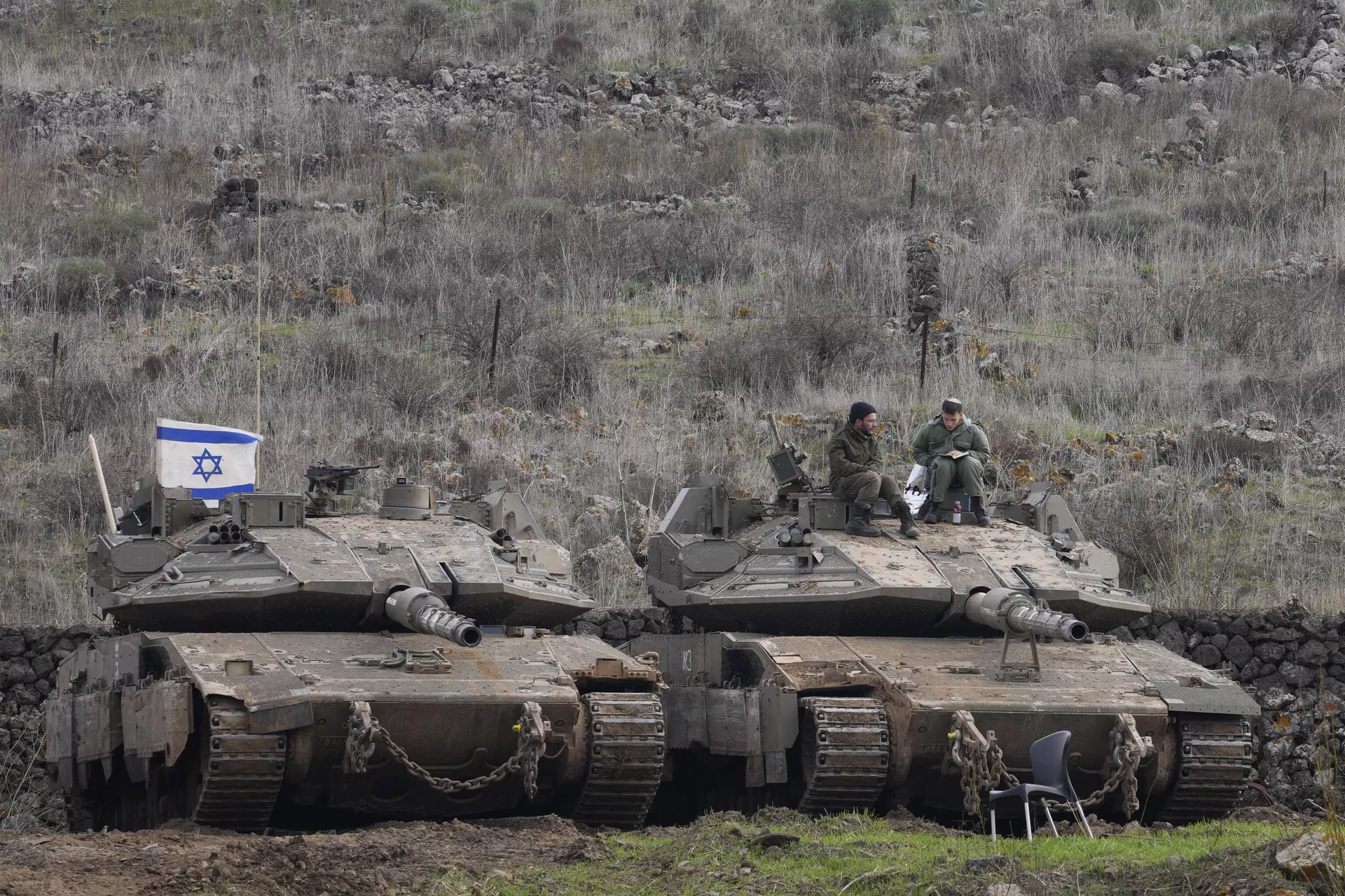 Israeli soldiers sit atop an armoured vehicle near the so-called Alpha Line that separates the Israeli-occupied Golan Heights from Syria Saturday Dec. 7, 2024.  - Sputnik International, 1920, 10.12.2024