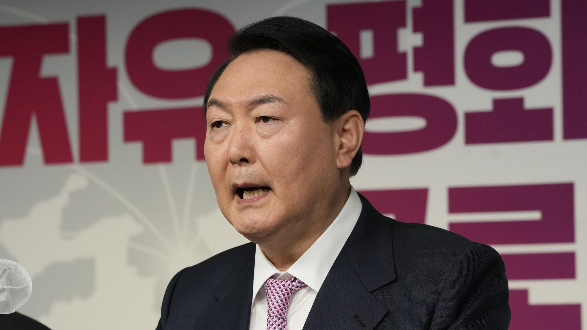 Yoon Suk-yeol, the presidential candidate of the main opposition People Power Party, speaks during a press conference at the party's headquarters in Seoul, South Korea Monday, Jan. 24, 2022. - Sputnik International, 1920, 25.12.2024