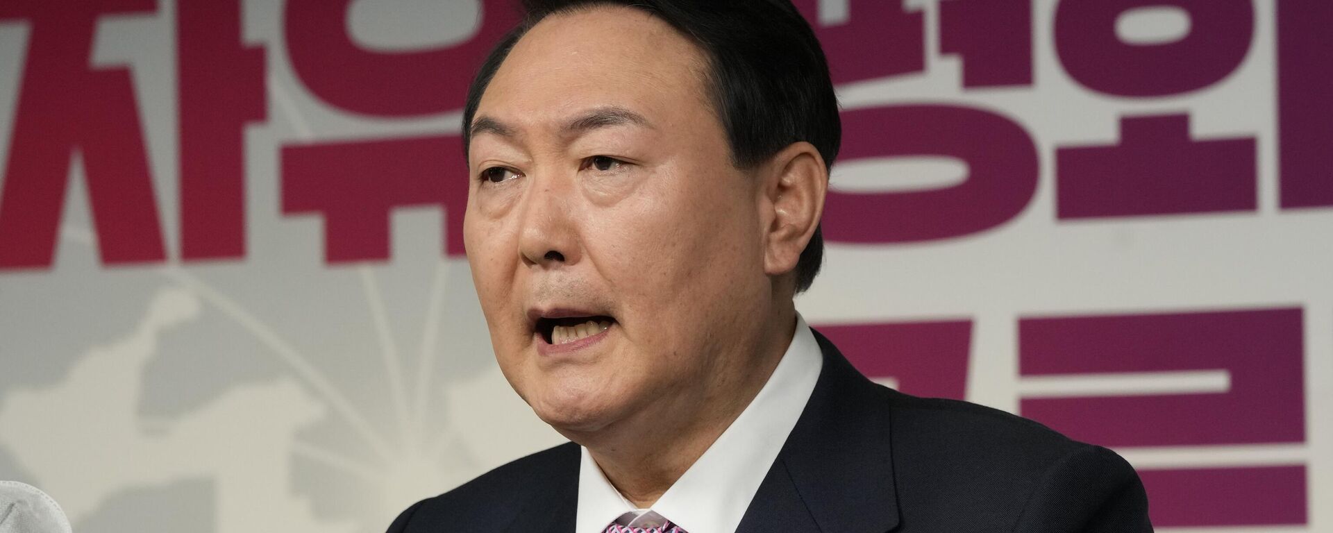 Yoon Suk-yeol, the presidential candidate of the main opposition People Power Party, speaks during a press conference at the party's headquarters in Seoul, South Korea Monday, Jan. 24, 2022. - Sputnik International, 1920, 12.12.2024