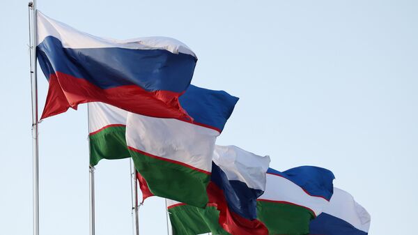 Russia's and Uzbekistan's national flags - Sputnik International