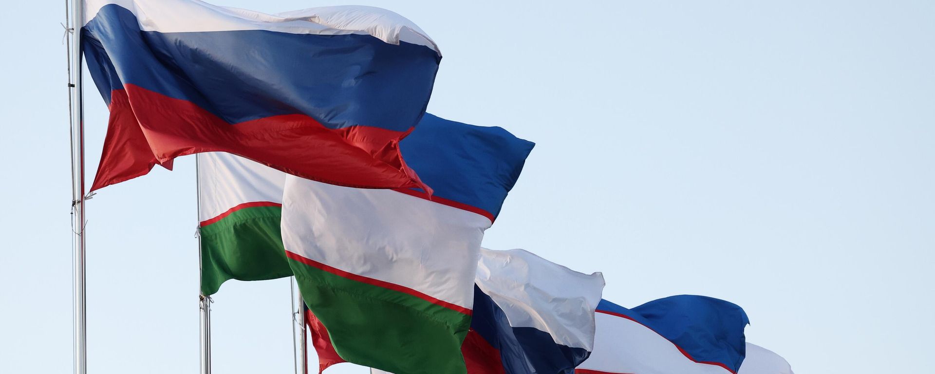 Russia's and Uzbekistan's national flags Russia's and Uzbekistan's national flags - Sputnik International, 1920, 14.12.2024