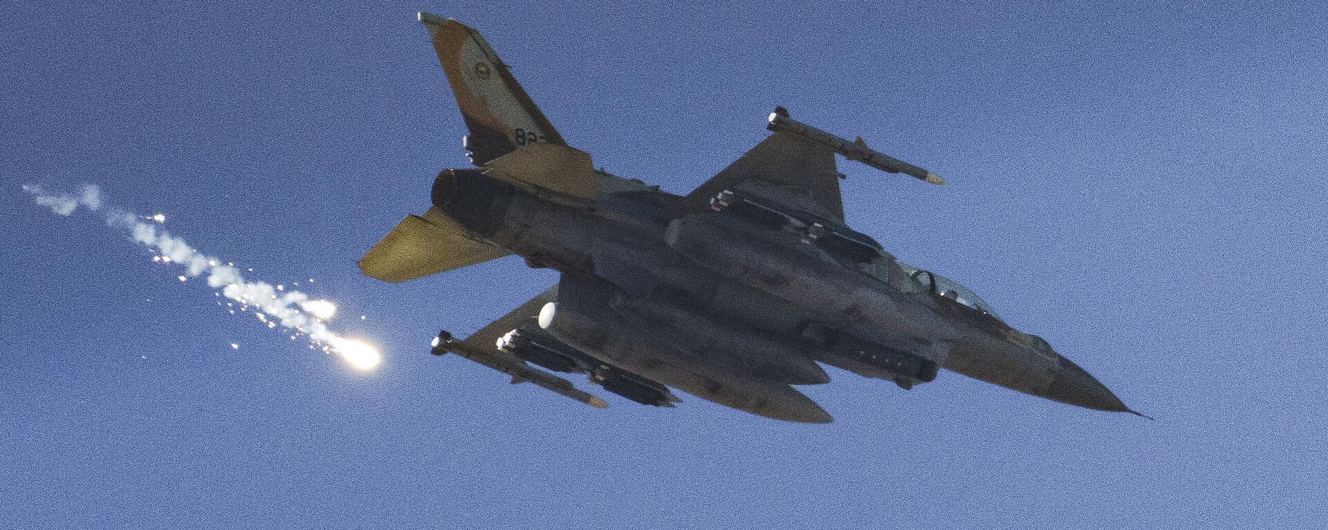 An Israeli fighter jet releases flares as it flies over the Gaza Strip, as seen from southern Israel, Dec. 9, 2023.  - Sputnik International, 1920, 24.12.2024