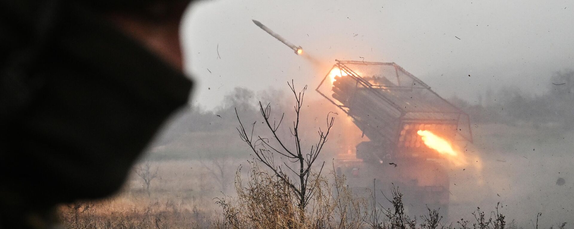 Russian soldiers of the Tsentr Battlegroup fire a BM-21 Grad multiple rocket launcher towards Ukrainian positions in the Krasnoarmeysk sector of the front line amid Russia's military operation in Ukraine. - Sputnik International, 1920, 14.01.2025