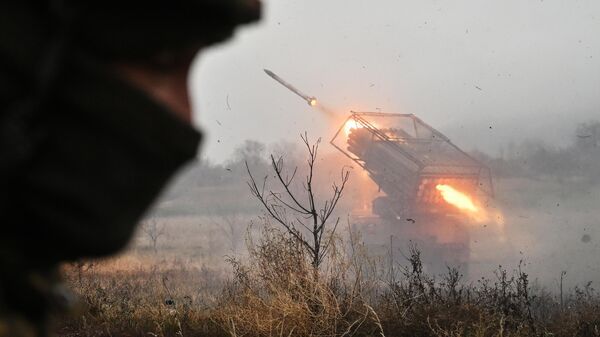 Russian servicemen of the Tsentr Battlegroup of forces fire a BM-21 Grad multiple rocket launcher towards Ukrainian positions in the Krasnoarmeysk sector of the frontline amid Russia's military operation in Ukraine. - Sputnik International