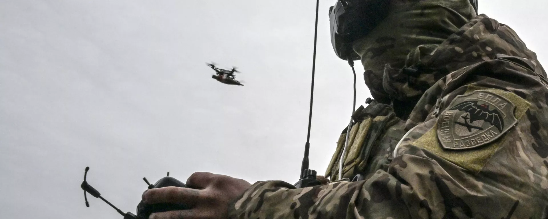 A Russian serviceman operates an FPV drone - Sputnik International, 1920, 27.12.2024