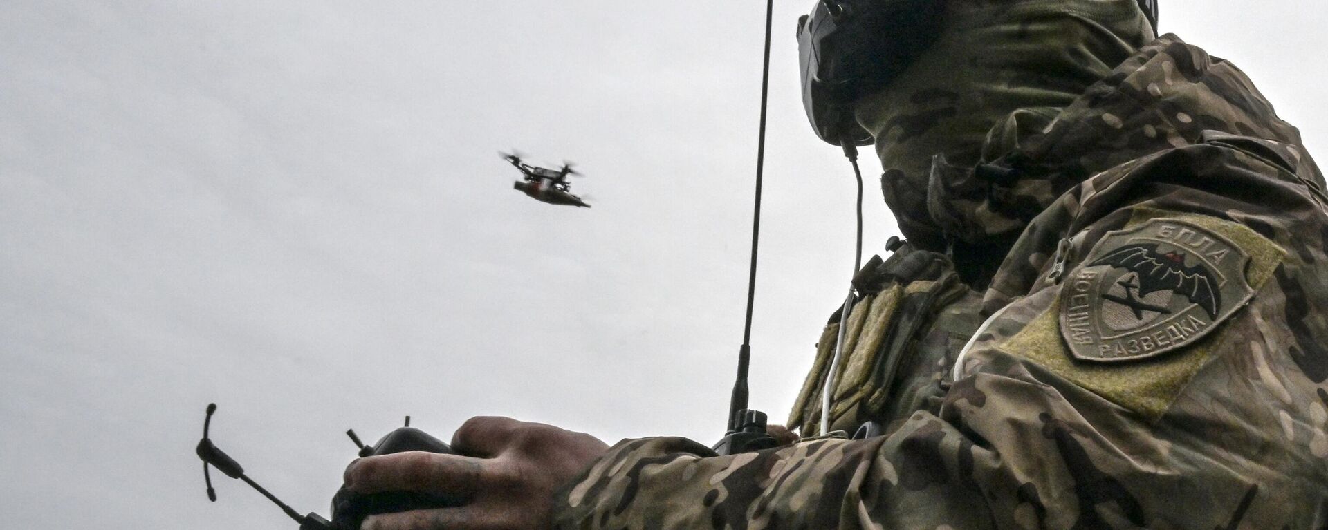 A Russian serviceman operates an FPV drone - Sputnik International, 1920, 16.12.2024