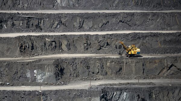 Excavator at work in the quarry deposits - Sputnik International