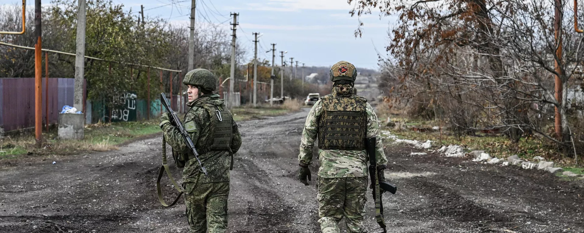 Russian servicemen walk along a road in the town of Selidovo - Sputnik International, 1920, 13.03.2025