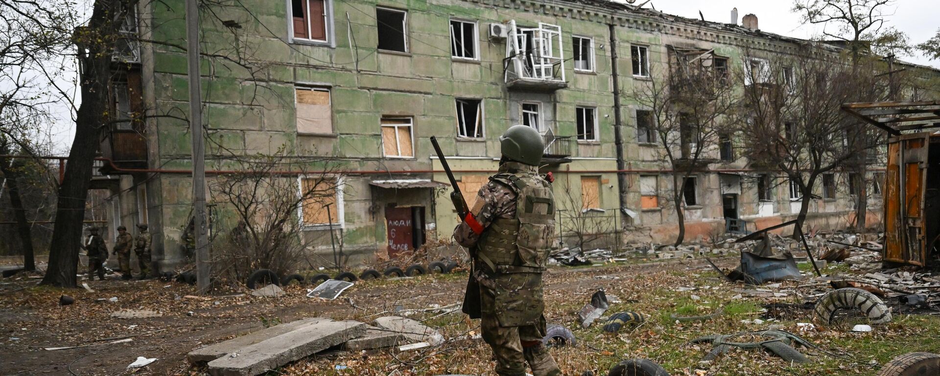 A Russian serviceman stands guard during a demining operation in the town of Selidovo - Sputnik International, 1920, 21.11.2025