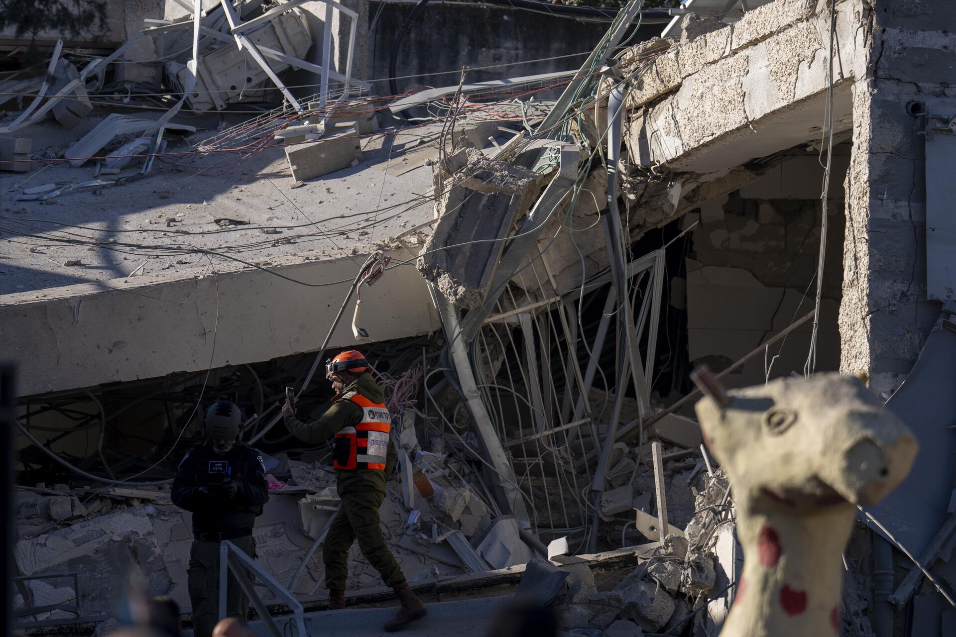 An officer from the home front command military unit examines the damage after a large piece of shrapnel from Houthi missile collapsed a school building in Ramat Gan, a suburb of Tel Aviv, Israel, Thursday, Dec. 19, 2024. - Sputnik International, 1920, 19.12.2024