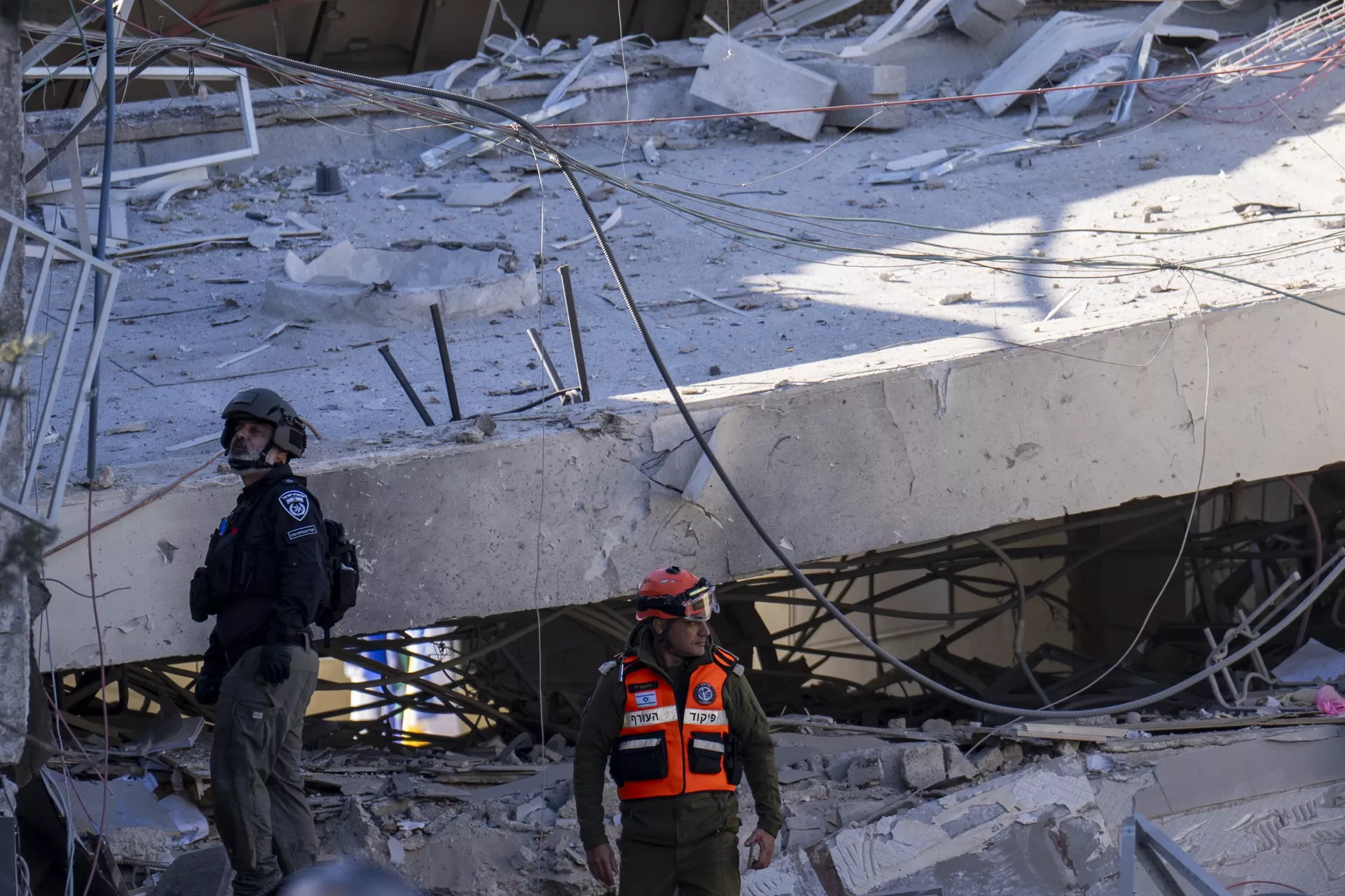 An officer from the home front command military unit and a policeman examine the damage after a large piece of shrapnel from Houthi missile collapsed a school building in Ramat Gan, a suburb of Tel Aviv, Israel, Thursday, Dec. 19, 2024. - Sputnik International, 1920, 19.12.2024