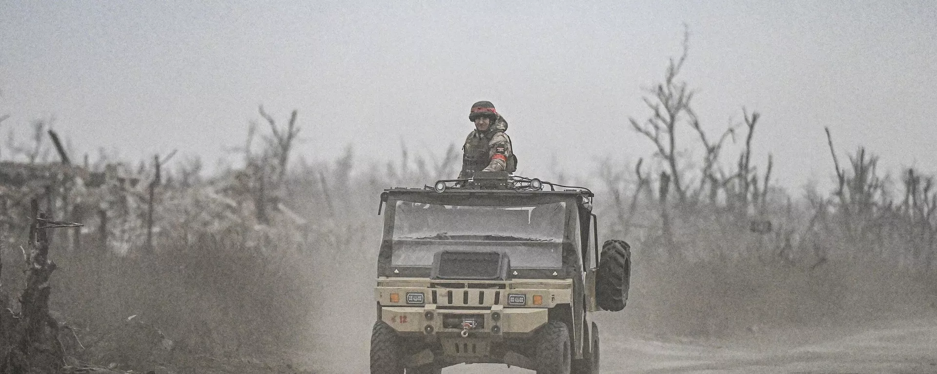 Russian servicemen drive a vehicle in the village of Karlovka, controlled by Russian armed forces, near Krasnoarmeysk  - Sputnik International, 1920, 22.12.2024