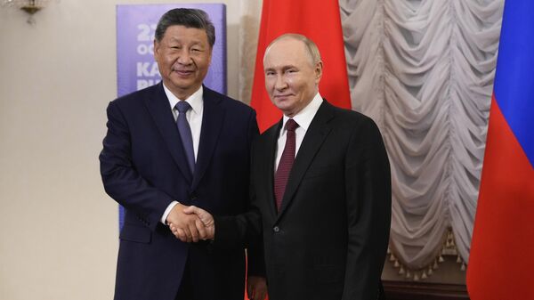 Russian President Vladimir Putin, right, and Chinese President Xi Jinping shake hands during their meeting on the sidelines of BRICS Summit at Kazan Kremlin in Kazan, Russia, Tuesday, Oct. 22, 2024. - Sputnik International