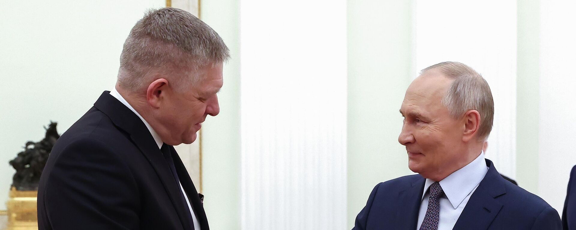 Slovak Prime Minister Robert Fico and Russian President Vladimir Putin shake hands before a meeting at the Kremlin in Moscow, Russia Slovak Prime Minister Robert Fico and Russian President Vladimir Putin shake hands before a meeting at the Kremlin in Moscow, Russia - Sputnik International, 1920, 02.09.2025