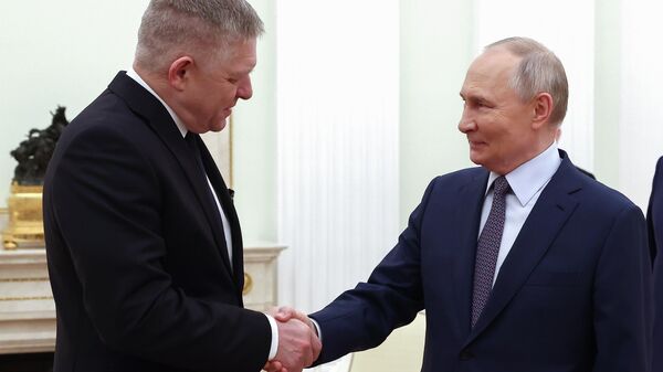 Slovak Prime Minister Robert Fico and Russian President Vladimir Putin shake hands before a meeting at the Kremlin in Moscow, Russia - Sputnik International