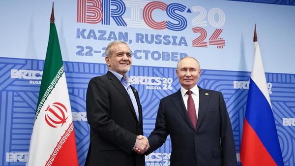 Iranian President Masoud Pezeshkian and Russian President Vladimir Putin - Sputnik International