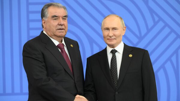 Russian President Vladimir Putin and his Tajik counterpart Emomali Rahmon - Sputnik International