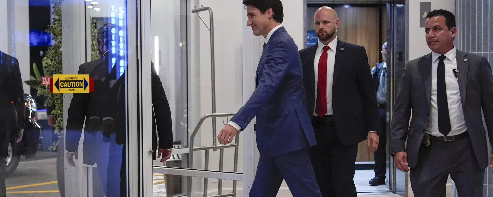 Canadian Prime Minister Justin Trudeau walks through the lobby of the Delta Hotel by Marriott, Friday, Nov. 29, 2024, in West Palm Beach, Fla. - Sputnik International, 1920, 24.12.2024