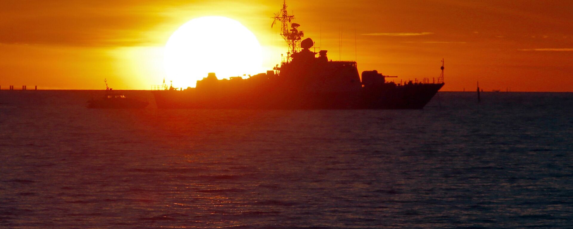 A Russian Coast Guard ship patrols the Gulf of Finland waters outside a G-20 summit at a sunset in St. Petersburg, Russia on Wednesday, Sept. 4, 2013 - Sputnik International, 1920, 27.12.2024