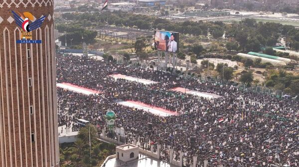 Hundreds of thousands gather in Sanaa, Yemen amid nation-wide rallies organized by the Houthis against Israel and the US, a day after massive Israeli airstrikes against Yemen. - Sputnik International