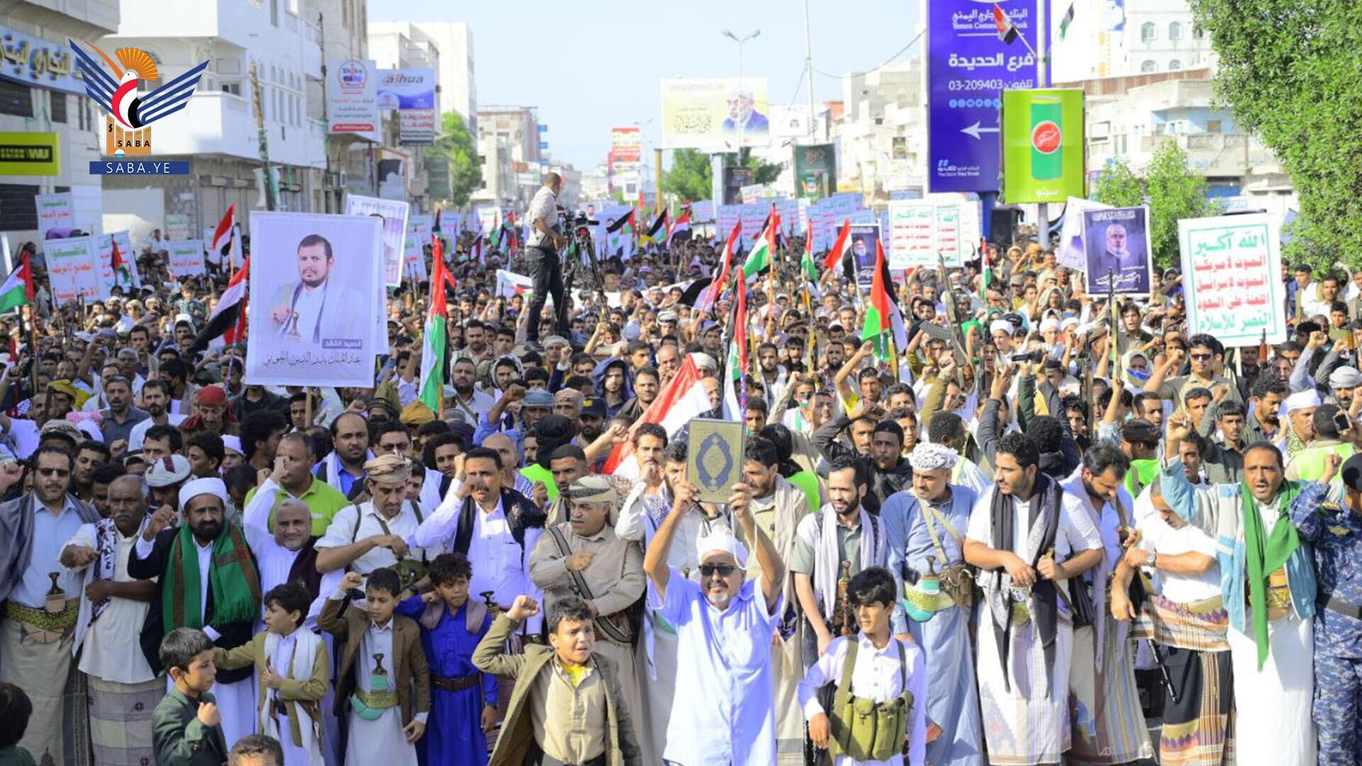 Residents of Hodeidah, one of the provinces struck by Israel in a large-scale aerial attack on December 26, gather in Hodeidah city on Friday, December 27, 2024 to mark their solidarity with residents of Gaza and to condemn the US and Israel. - Sputnik International, 1920, 27.12.2024