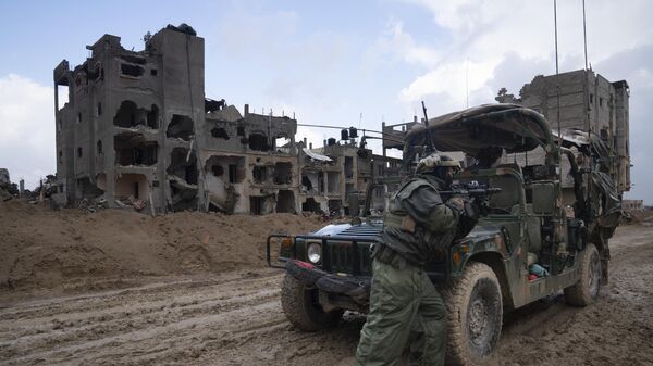 An Israeli soldier stands guard in Khan Younis in Gaza, Jan. 27, 2024.  - Sputnik International